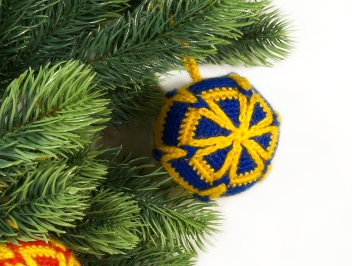 Weihnachtskugel mit Schlaufenmuster