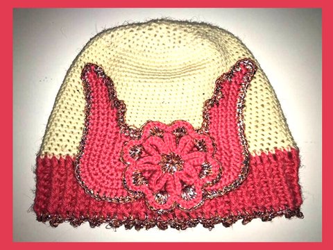 Mütze mit Flügel und Blume