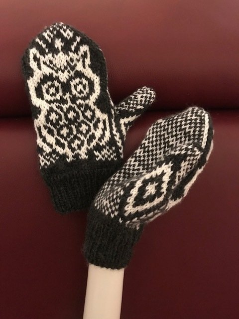 Schwarz-weiße gestrickte Fäustlinge mit Eulenmotiv und Rippbündchen