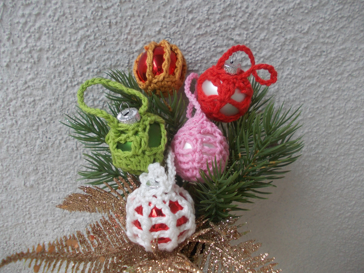 Häkelanleitung Weihnachtskugeln umhäkeln, 5 Mustervarianten