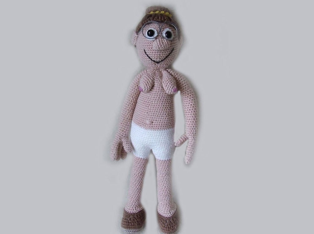 Amigurumi-Häkelpuppe mit Brille, langen Armen und weißen Shorts