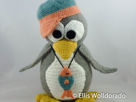 Pinguin Sven mit Käppi und Fischkette, Häkelanleitung