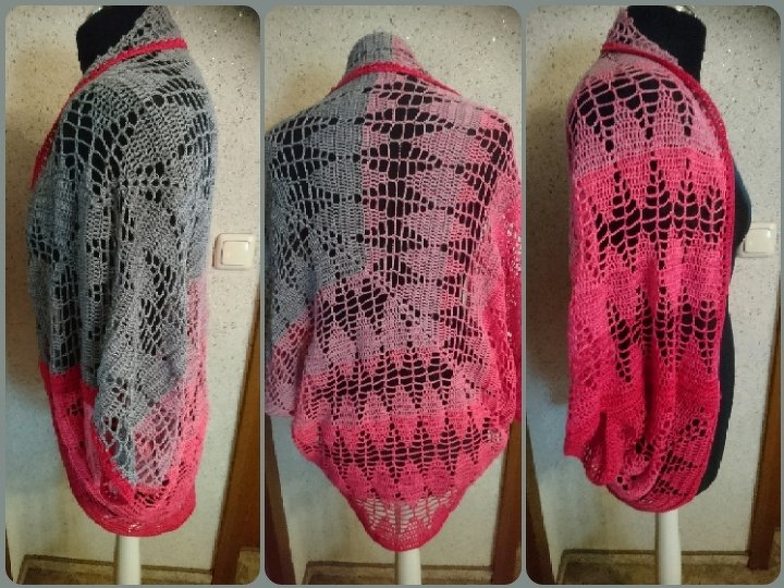 Drei Ansichten eines gehäkelten Seelenwärmers in Grau und Pink mit offenem Muster auf einer Schneiderpuppe.