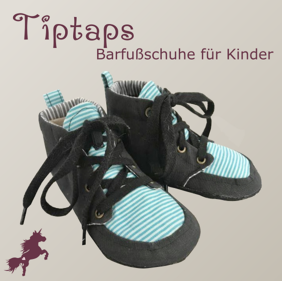 Schwarze genähte Kinder-Barfußschuhe mit türkis-weiß gestreiften Einsätzen und schwarzen Schnürsenkeln.