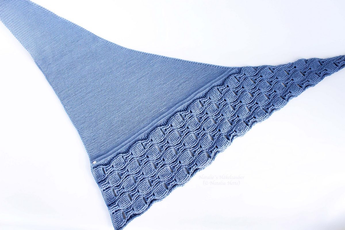 Blaues gehäkeltes Dreieckstuch mit geometrischer Lochmuster-Borte auf weißem Hintergrund