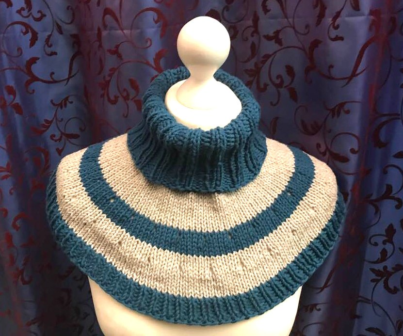 Gestrickter Kragenschal mit Rollkragen und gestreifter Optik auf Mannequin