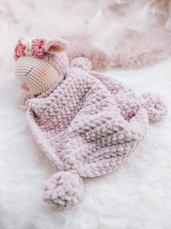 Pastellrosa Amigurumi-Schmusetuch mit gehäkeltem Kopf und Pompons