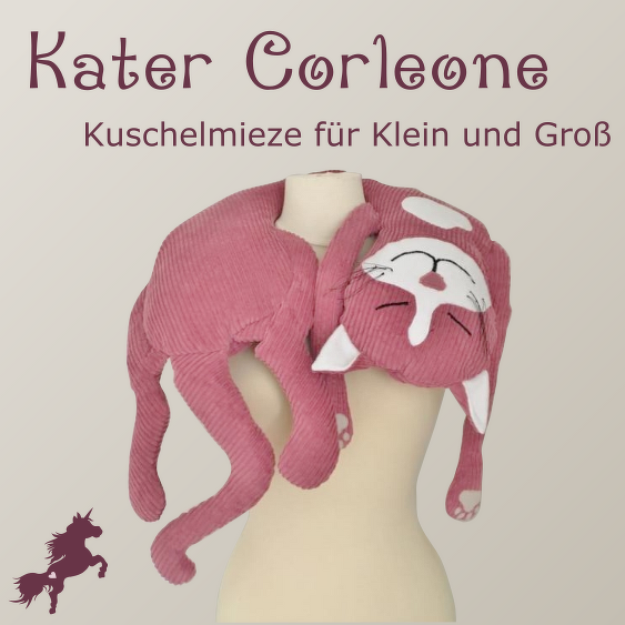 Rosa Katzen-Kuscheltier aus Kordstoff mit schlafendem Gesicht auf einer Schneiderpuppe