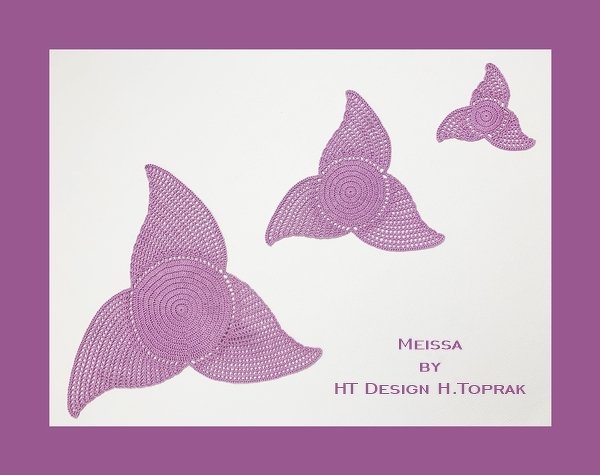 Drei lila gehäkelte Deko-Motive mit dreiblättriger Form und spiraligem Zentrum