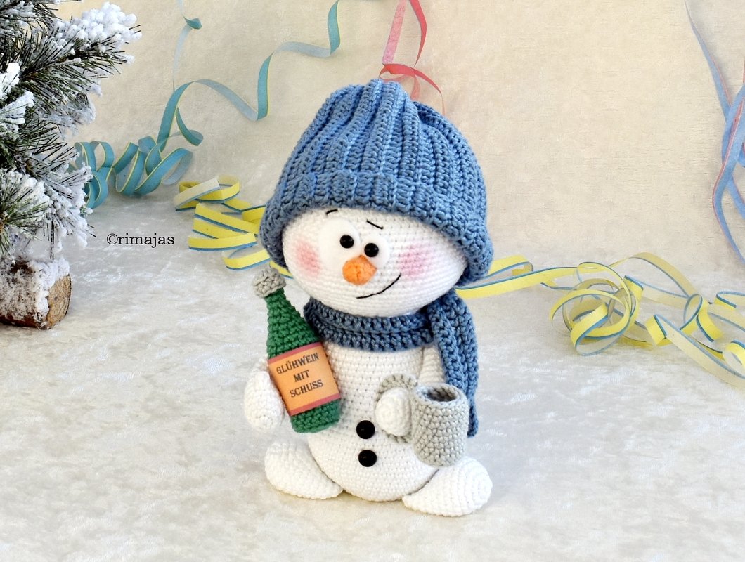 Gehäkelter Amigurumi-Schneemann mit blauer Mütze, Schal, Flasche und Tasse
