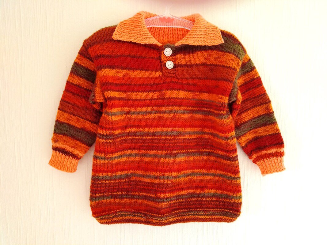 Handgestrickter Kinderpullover, gestreift in Rot, Orange und Braun, mit Kragen und zwei weißen Knöpfen