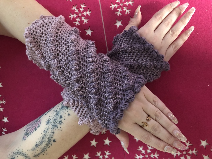 Häkelanleitung Armstulpen "Fliedertraum"