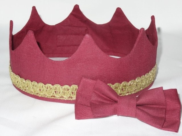 Genähte bordeauxrote Krone und passende Fliege mit goldfarbener Borte