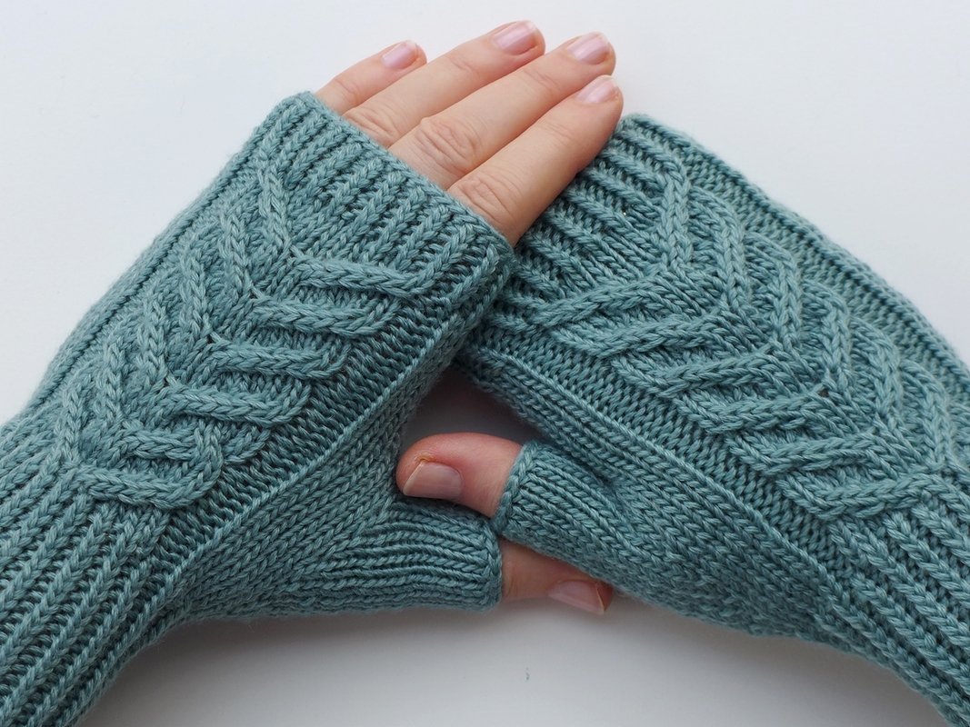 Knitting pattern: Hand cuffs with decorative braid - Image 17