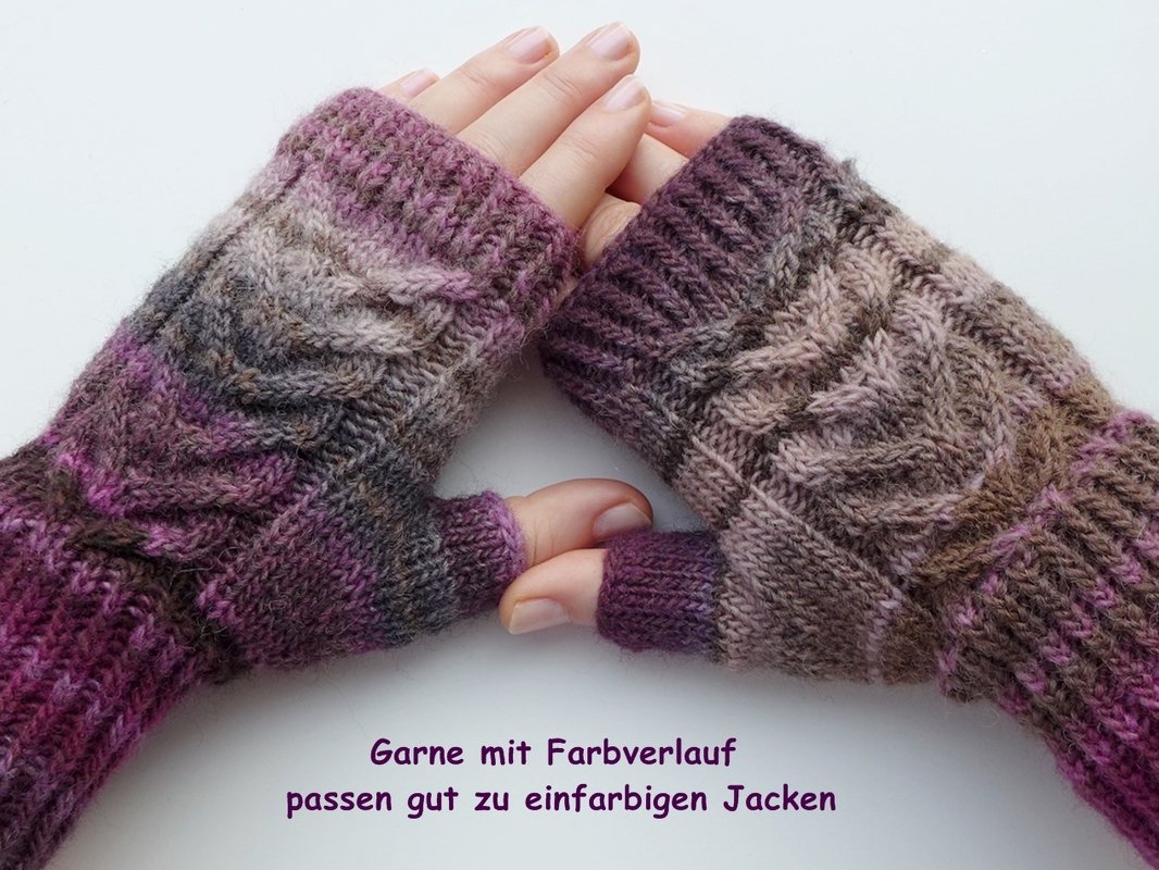 Gestrickte fingerlose Handschuhe in Lila-, Rosa- und Brauntönen mit Zopfmuster auf weißem Hintergrund