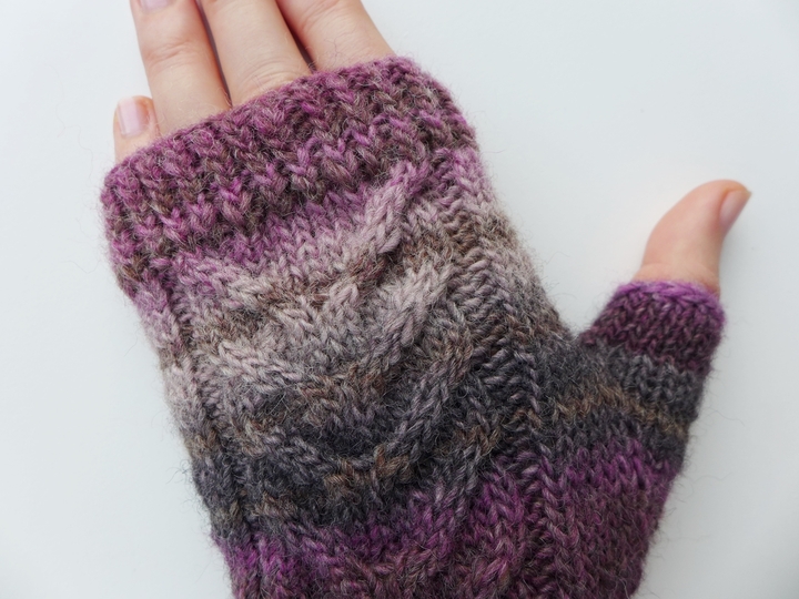 Knitting pattern: Hand cuffs with decorative braid