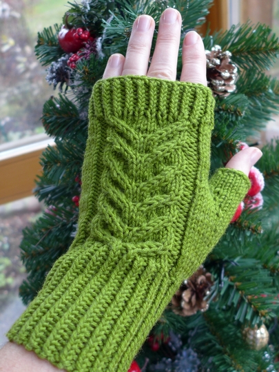 Knitting pattern: Hand cuffs with decorative braid
