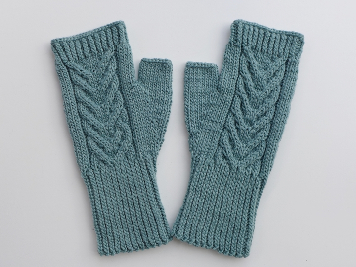Knitting pattern: Hand cuffs with decorative braid
