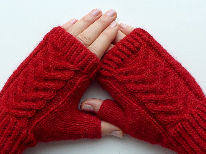 Knitting pattern: Hand cuffs with decorative braid