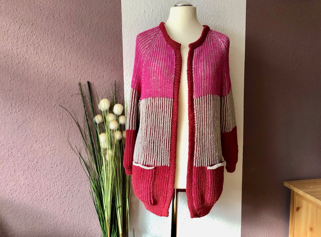 Lange offene Damenstrickjacke in Fuchsia, Beige und Dunkelrot auf Schneiderpuppe