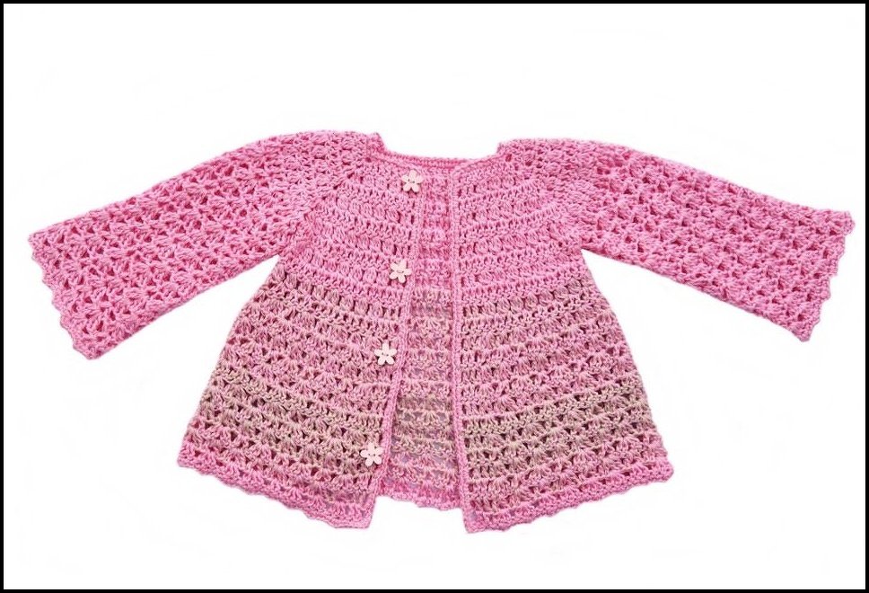 Rosa gehäkelte Babyjacke mit ausgestellten Ärmeln, fünf Blütenknöpfen und sanftem Farbverlauf