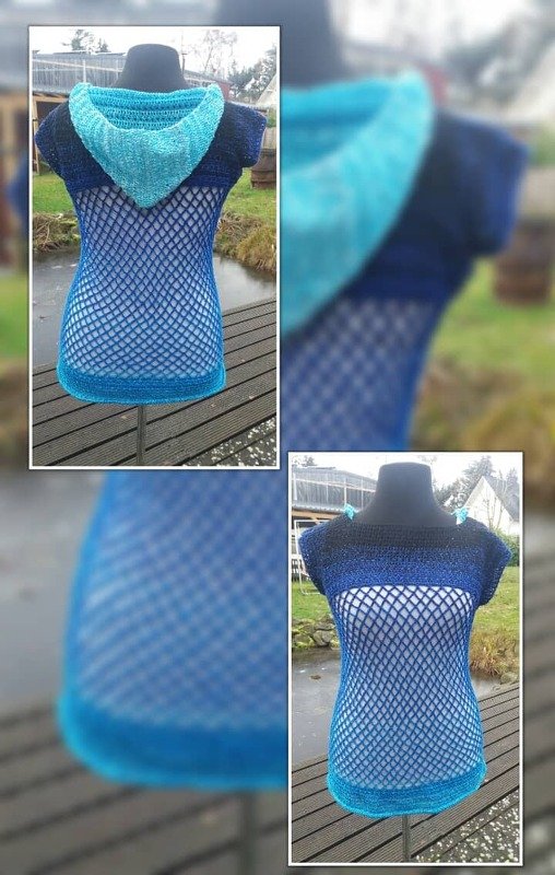 Gehäkeltes Oberteil mit Netzmuster, blauem Farbverlauf und Kapuze auf Schneiderpuppe