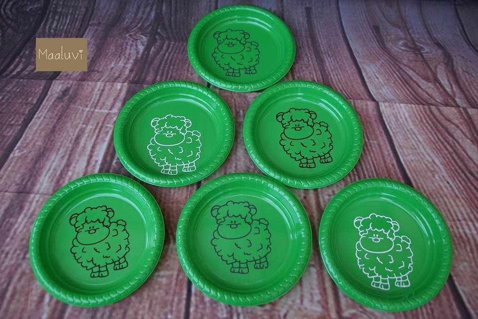 Grüne Pappteller mit einfachem Schaf-Konturmotiv in schwarzer und weißer Linienführung