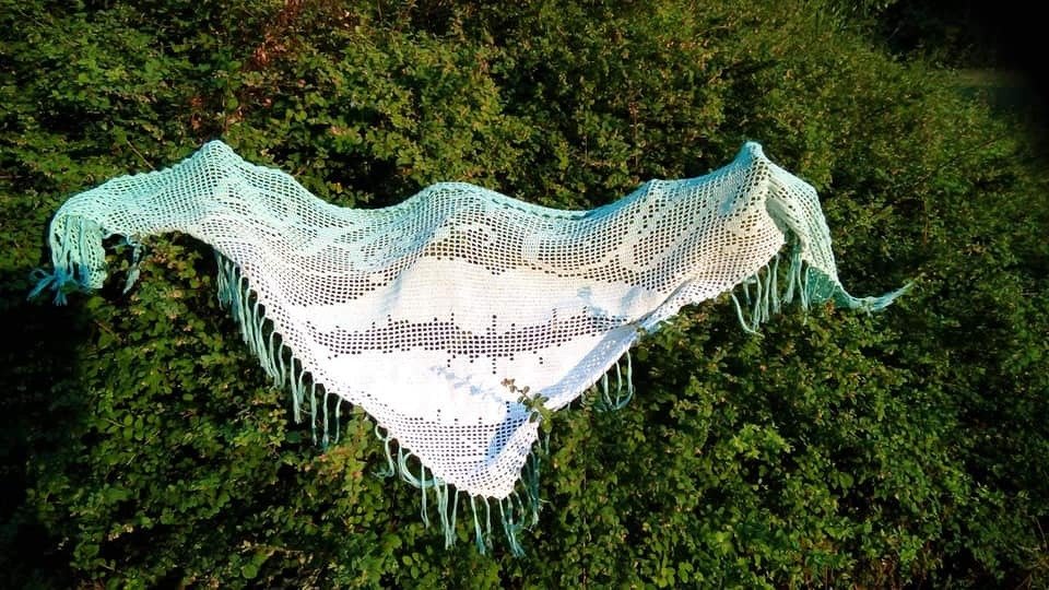 Gehäkeltes dreieckiges Tuch mit Herzbordüre, mintgrünem Rand und Fransen