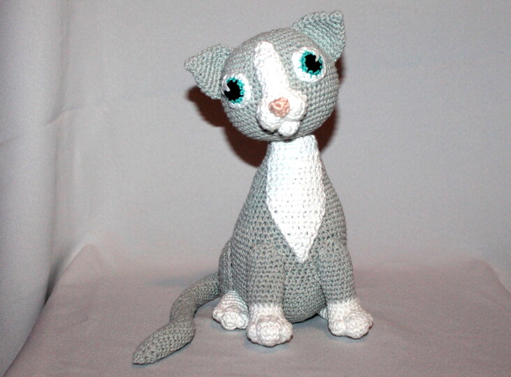 Crochet Trixie the Cat – sitting amigurumi cat, 25 cm (EN & DE)