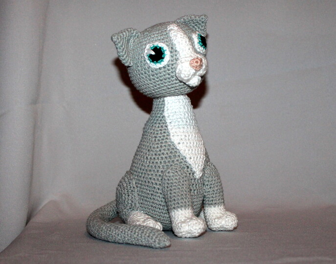 Crochet Trixie the Cat – sitting amigurumi cat, 25 cm (EN & DE)