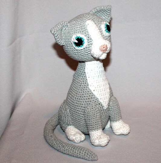 Crochet Trixie the Cat – sitting amigurumi cat, 25 cm (EN & DE)