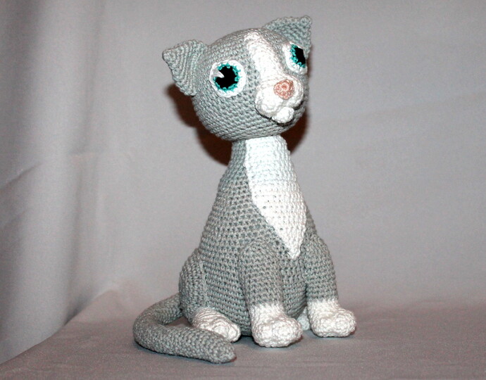Katze Trixie häkeln – sitzende Amigurumi-Katze, ca. 25 cm (DE & EN)