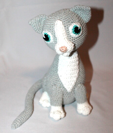Katze Trixie häkeln – sitzende Amigurumi-Katze, ca. 25 cm (DE & EN)