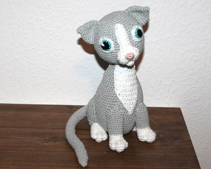 Katze Trixie häkeln – sitzende Amigurumi-Katze, ca. 25 cm (DE & EN)