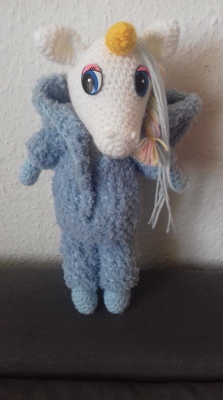 Gehäkeltes Amigurumi‑Einhorn im hellblauen Kuschelanzug