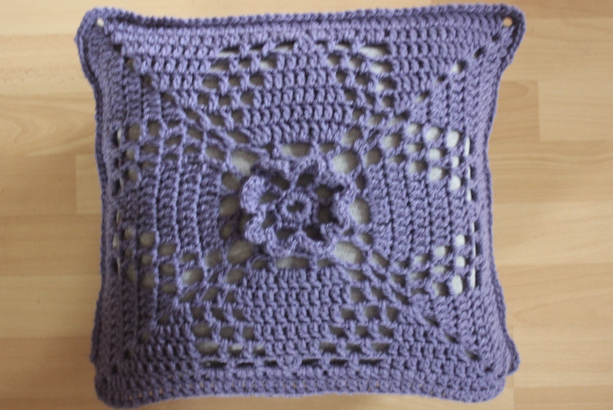 Häkelanleitung Kissen Blume