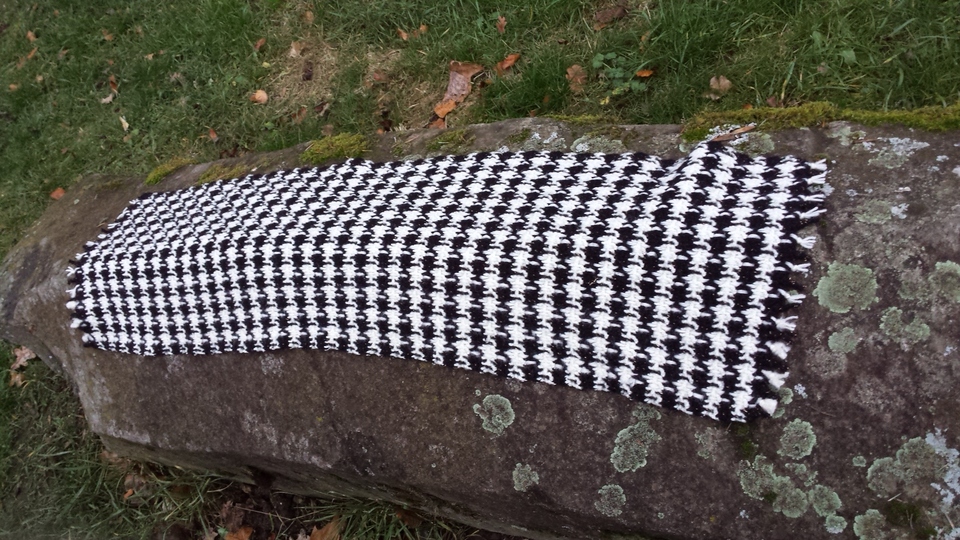 Wirkungsvolles Häkelmuster "Hahnentritt" gehäkelt und gewebt