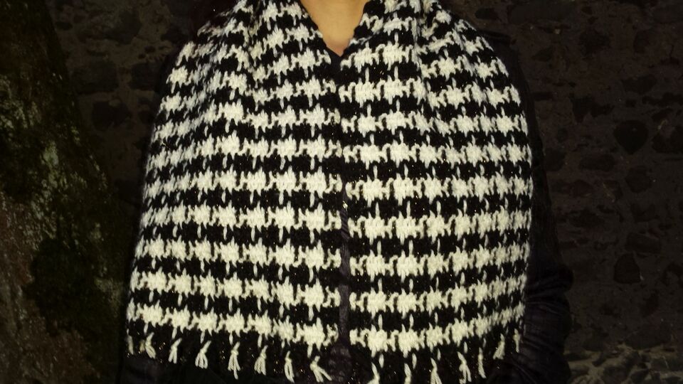 Wirkungsvolles Häkelmuster "Hahnentritt" gehäkelt und gewebt