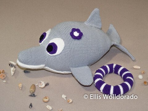 Delfin Dora mit Schwimmring, 37 cm groß, Häkelanleitung