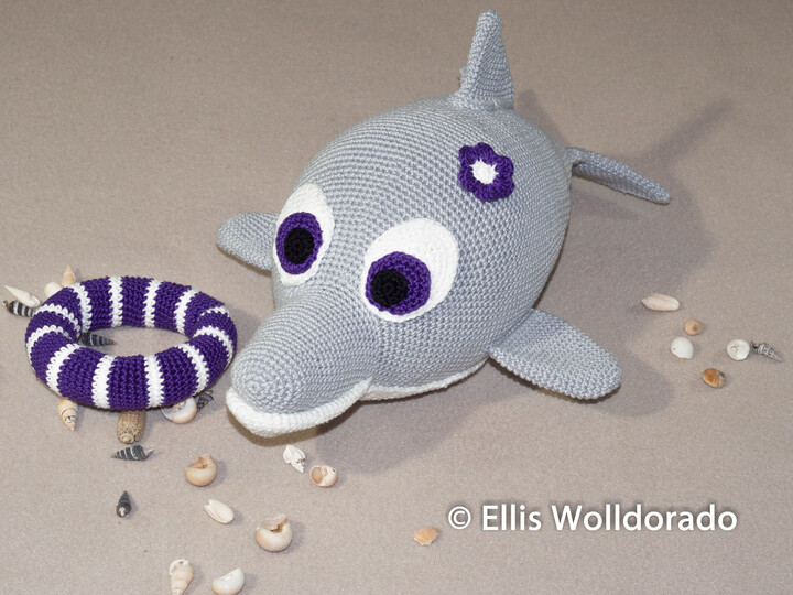 Delfin Dora mit Schwimmring, 37 cm groß, Häkelanleitung