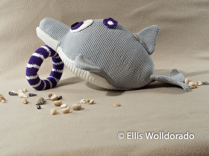 Delfin Dora mit Schwimmring, 37 cm groß, Häkelanleitung
