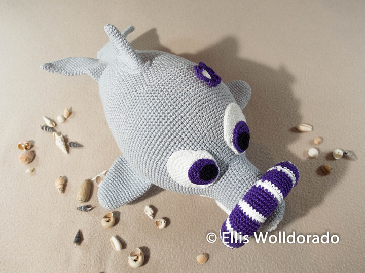 Delfin Dora mit Schwimmring, 37 cm groß, Häkelanleitung