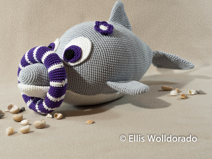 Delfin Dora mit Schwimmring, 37 cm groß, Häkelanleitung