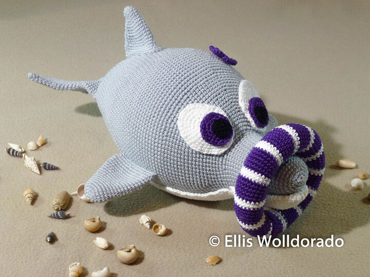 Delfin Dora mit Schwimmring, 37 cm groß, Häkelanleitung