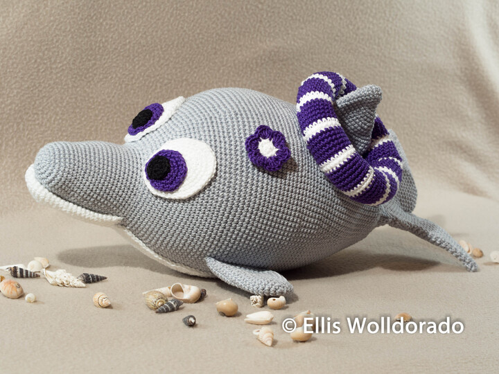 Delfin Dora mit Schwimmring, 37 cm groß, Häkelanleitung