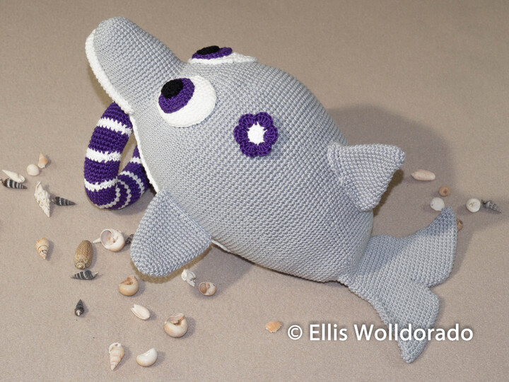 Delfin Dora mit Schwimmring, 37 cm groß, Häkelanleitung