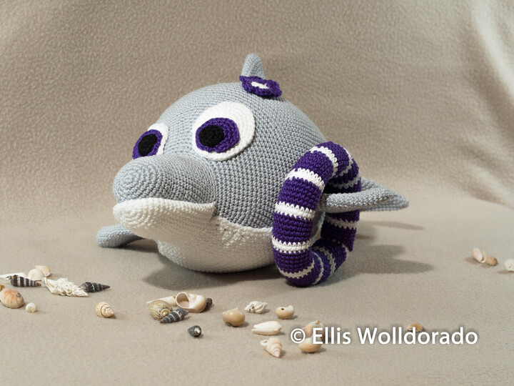 Delfin Dora mit Schwimmring, 37 cm groß, Häkelanleitung