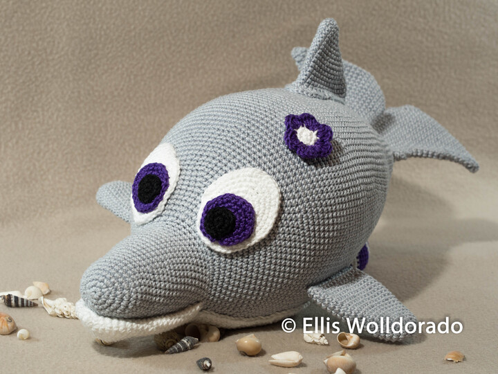 Delfin Dora mit Schwimmring, 37 cm groß, Häkelanleitung
