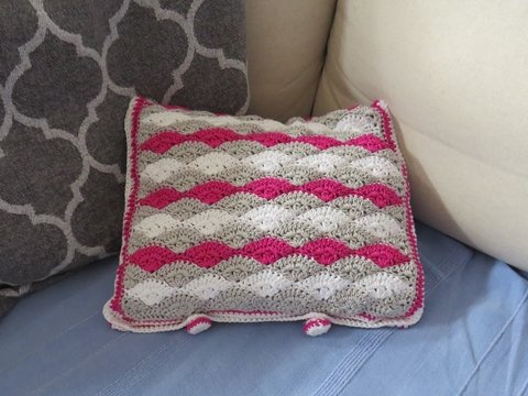 Kleines Sofakissen im Muschelmuster