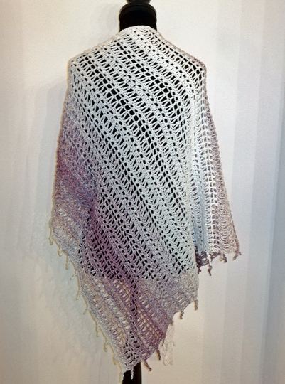 Dreieckstuch "Freaky Fringe" häkeln - Ein asymmetrisches Tuch mit besonderer Kante